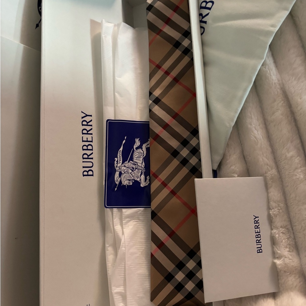 Burberry Elegant Tie with Subtle Pattern NWT - image 1